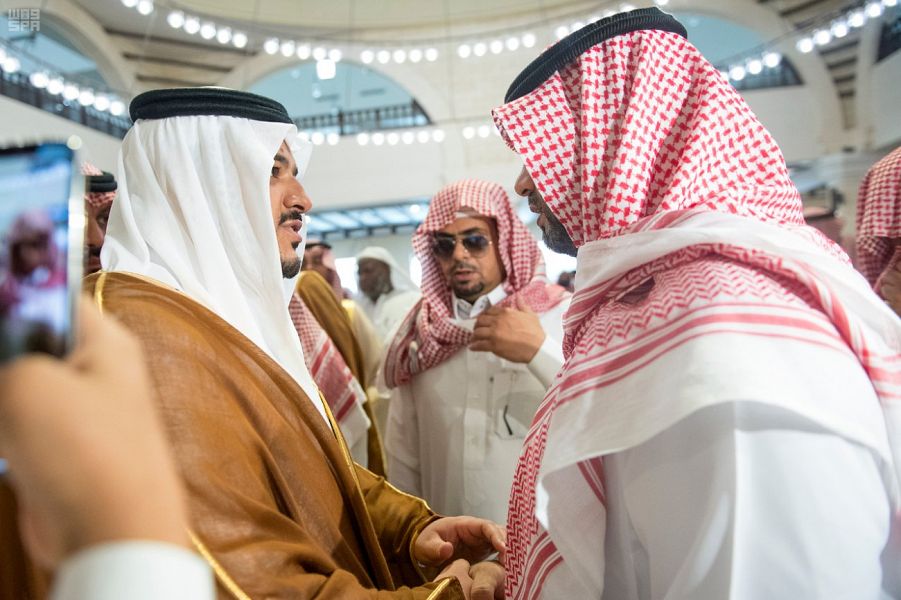 أمير الرياض بالنيابة ينقل تعازي القيادة لأسرة الشهيد المطيري
