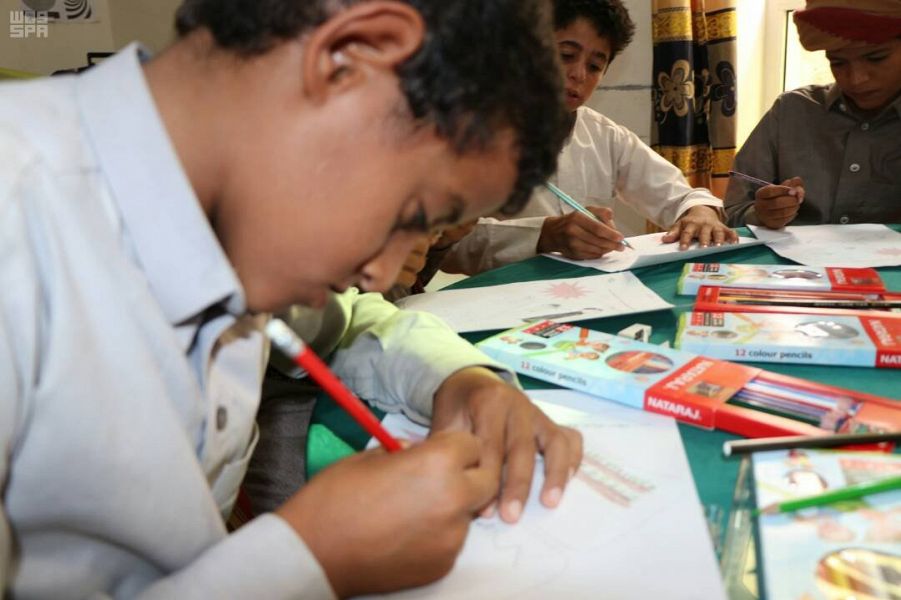 مركز الملك سلمان للإغاثة يعيد 13 طفلاً يمنيًا مجندًا إلى المدارس