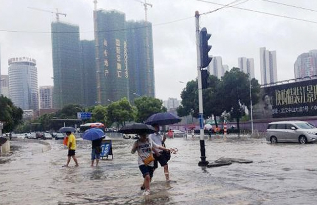 بالصور.. الصين تجلي الآلاف من مواطنيها بسبب الأمطار