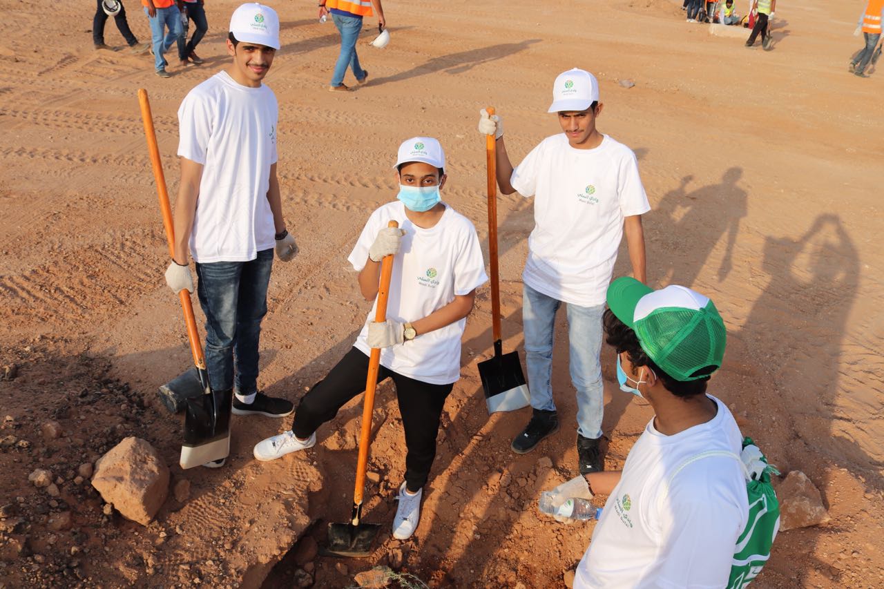 2000 متطوع ومتطوعة يزرعون أشجار في ٦ مواقع بالرياض