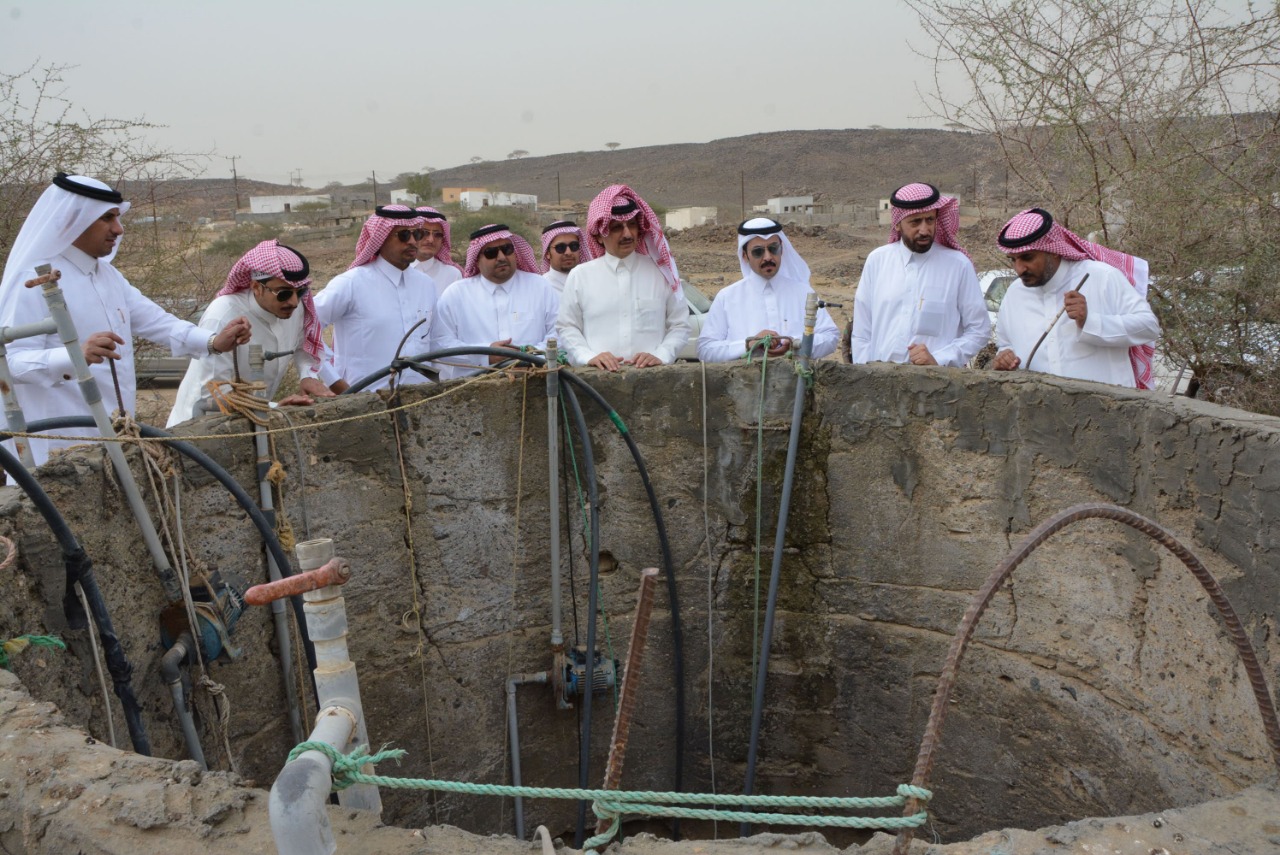 محافظ محايل يناقش أسباب تأخر تنفيذ طريق الصوالحة