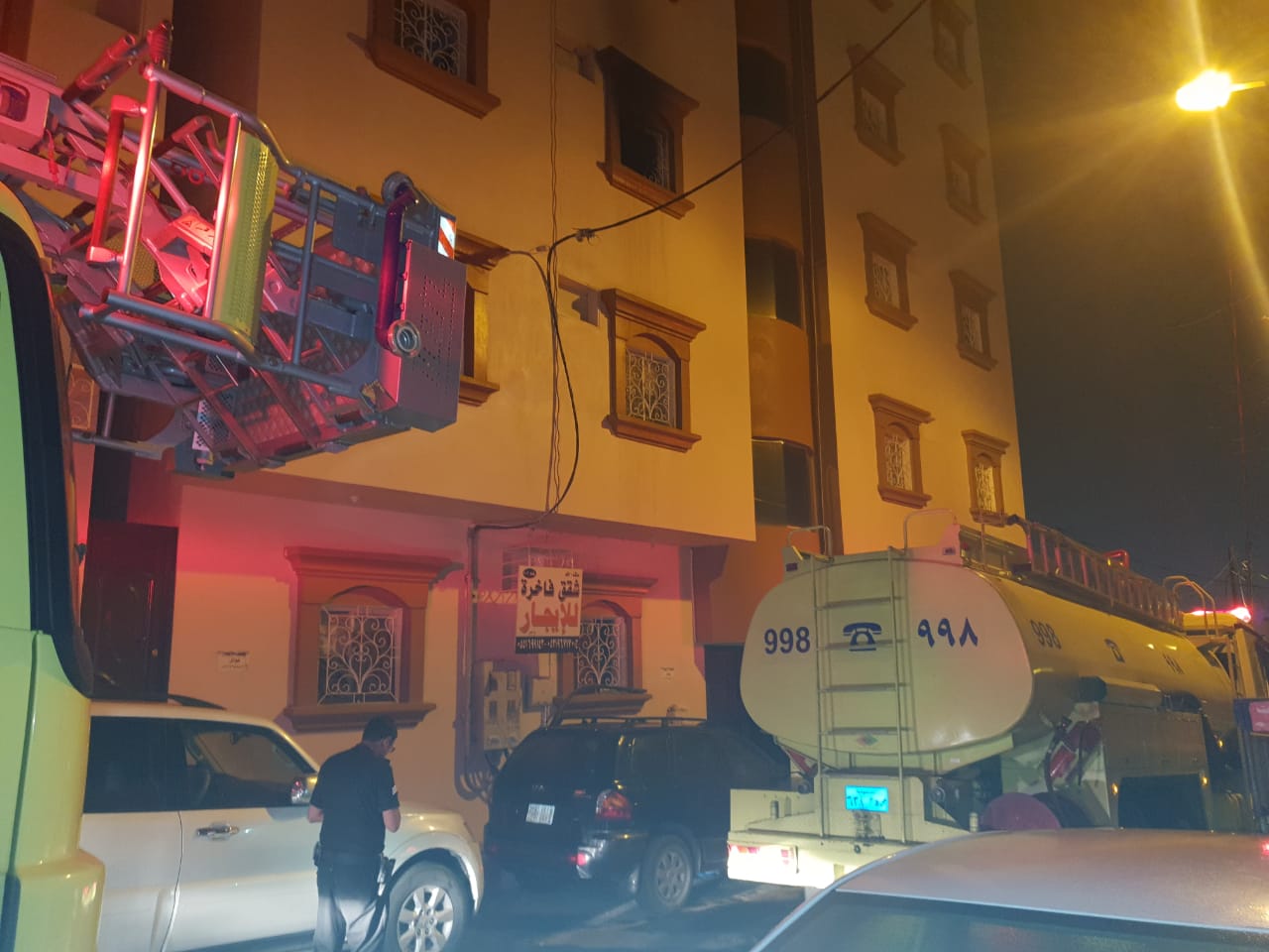 إخلاء 12 سيدة و10 أطفال بسبب حريق شقة في خميس مشيط