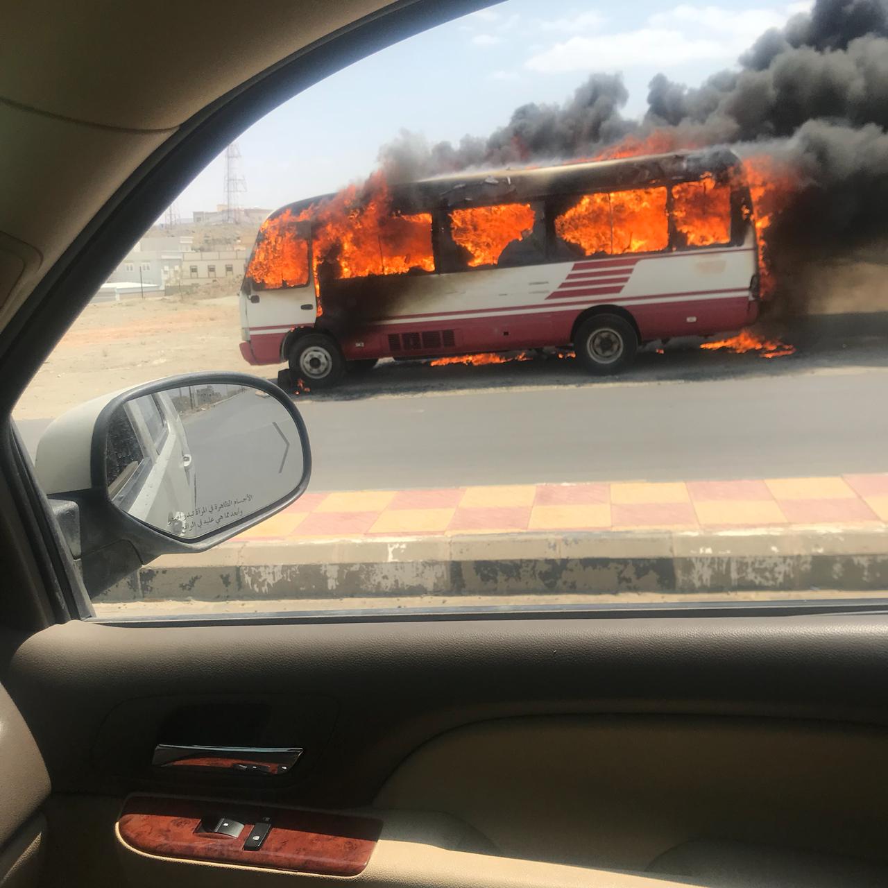 شاهد.. اشتعال باص مدرسي في الحرجة