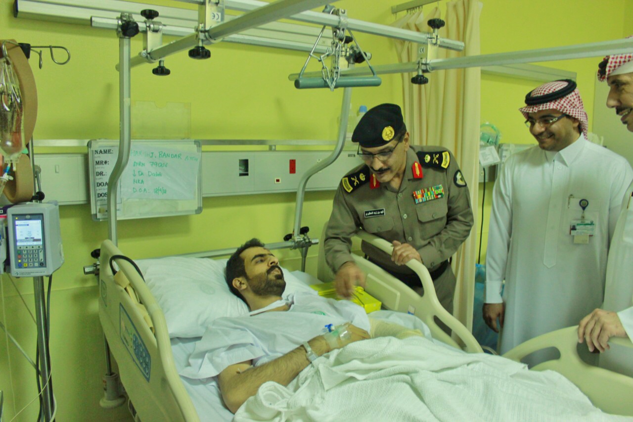 مدير شرطة الرياض يطمئن على صحة اثنين من مصابي الواجب الأمني