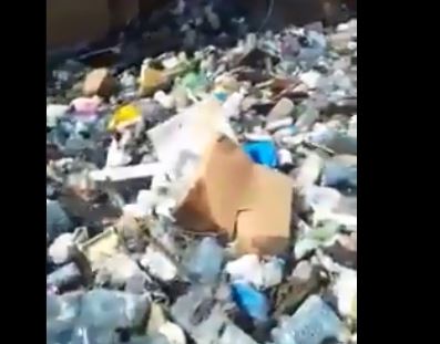 شاهد.. سيول القمامة تغرق شوارع دولة عربية