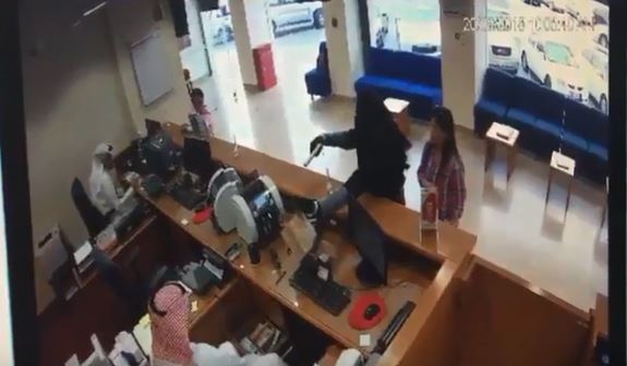 بالفيديو.. تنكر في زي امرأة وسرق 4500 دينار من بنك كويتي بلعبة أطفال - المواطن