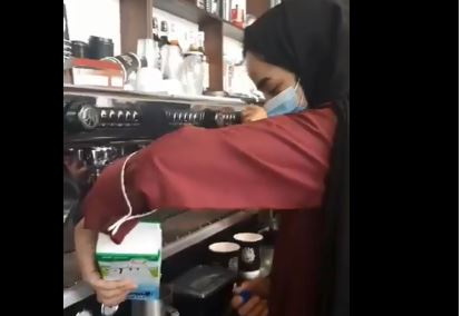 بالفيديو.. عضوة بالشورى تلتقط سيلفي مع فتاة سعودية تبيع القهوة