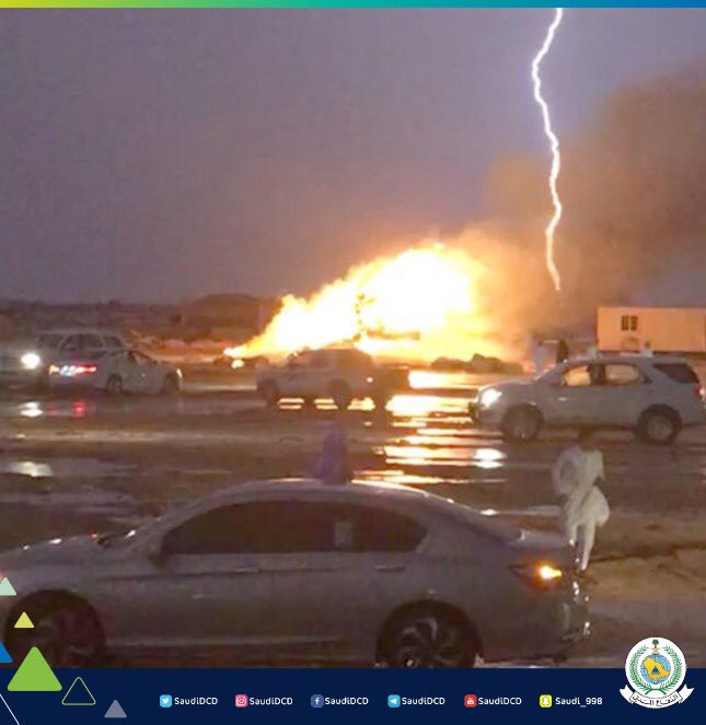 شاهد.. صاعقة تحرق شاحنة محملة بالأعلاف على طريق الطائف الرياض