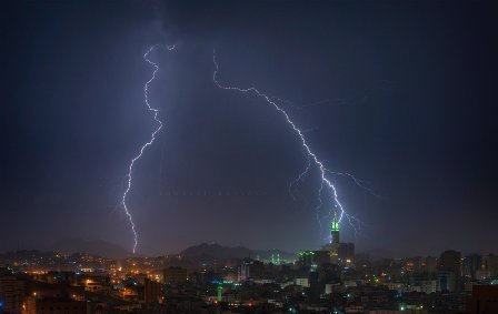 بالفيديو.. صاعقة رعدية قوية تضرب حي الزاهر بمكة