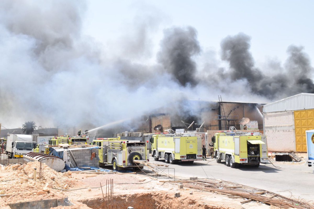 مدني الرياض يكافح الآن حريقًا بمستودعين للبطاريات بحي السلي