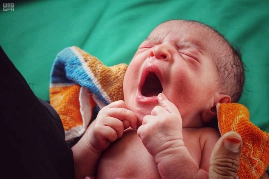 شاهد.. ولادة أول طفلة نازحة بعيادات مركز الملك سلمان المتنقلة بالحديدة