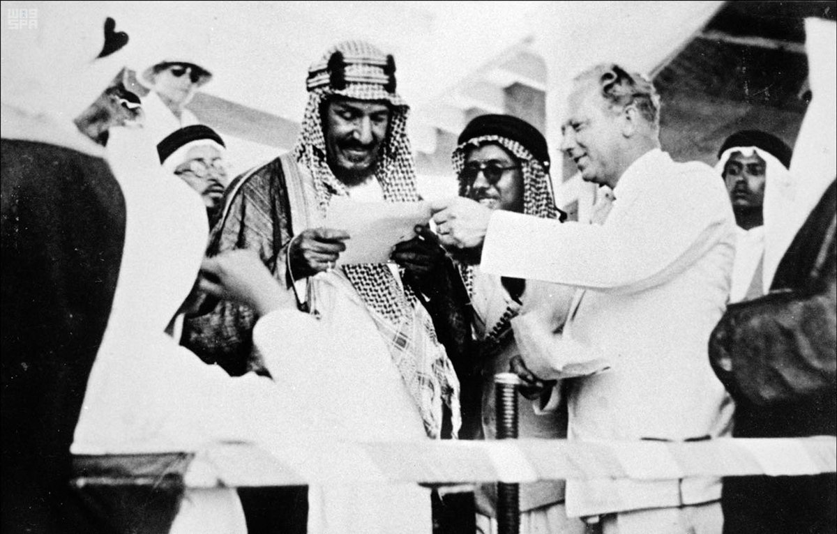 صور نادرة للملك المؤسس یدشن أول ناقلة نفط من میناء رأس تنورة