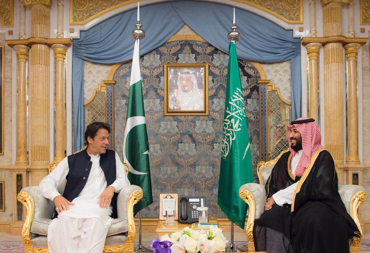 ولي العهد يبحث مع عمران خان سبل تعزيز العلاقات السعودية الباكستانية