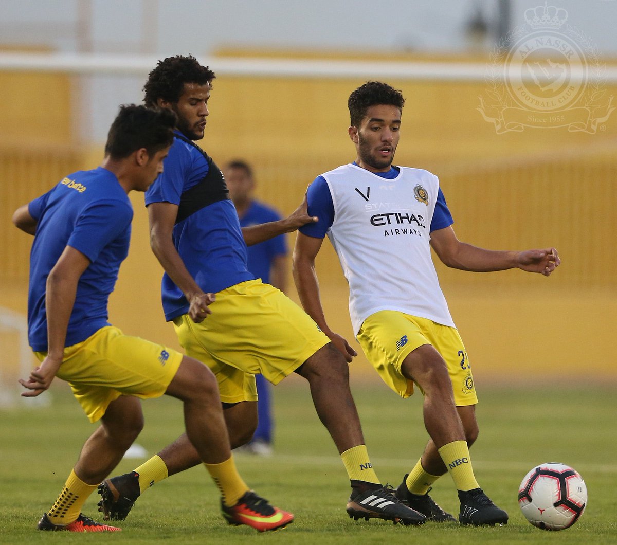 النصراويون يناورون في نصف الملعب