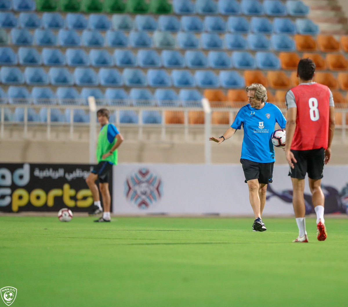 الهلاليون يناورون على ثلثي الملعب قبل مواجهة شباب عمان