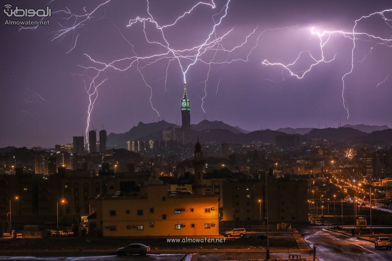 بعدسة “المواطن”.. صواعق رعدية تضرب برج الساعة بمكة المكرمة