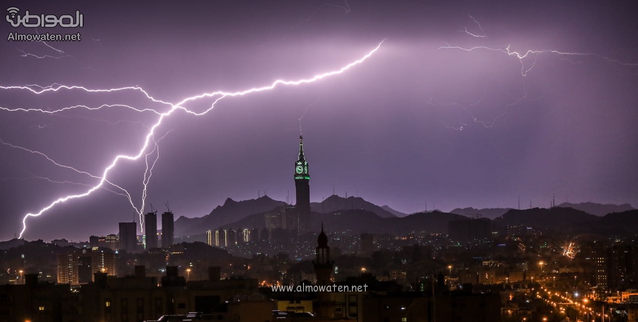 حبات برد مسبوقة برياح مغبرة مع صواعق على 4 مناطق