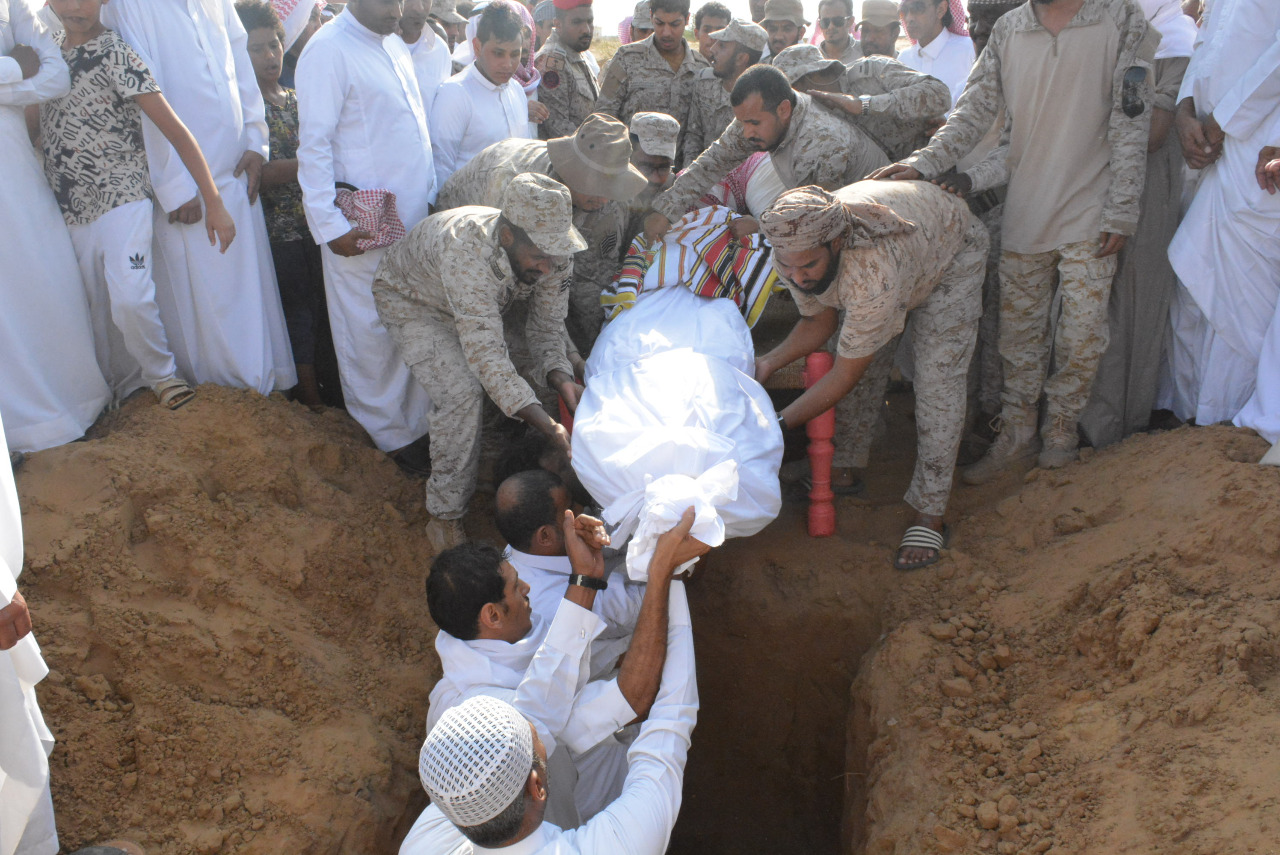 بالصور.. مشهد مهيب في تشييع الشهيد مساوي بصامطة