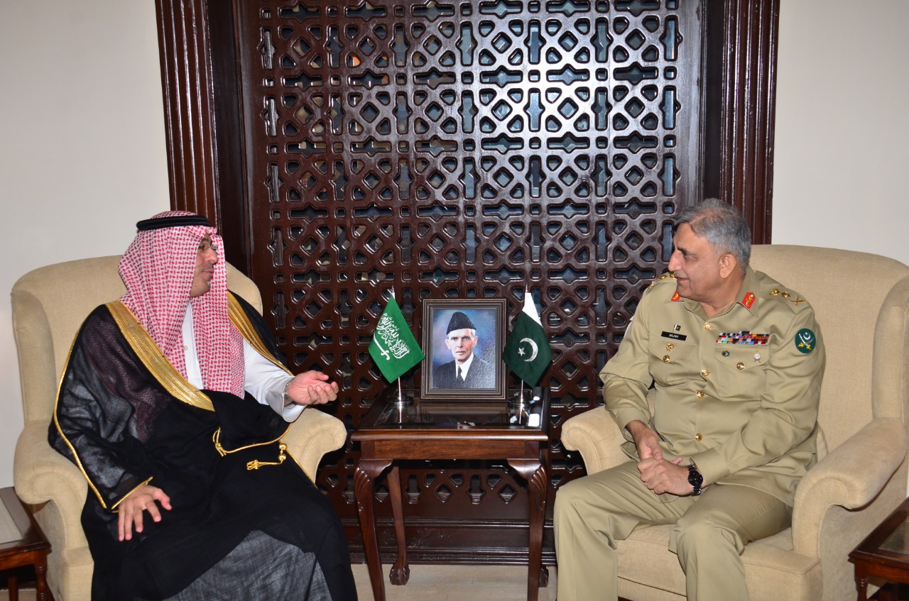 وزير الإعلام يبحث العلاقات الثنائية مع قائد الجيش الباكستاني