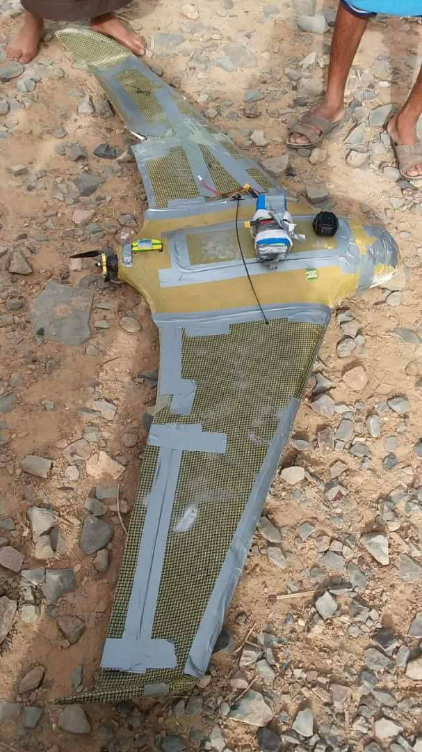 شاهد.. مدفعية الشرعية تُسقط طائرة مسيرة حوثية شرقي صنعاء