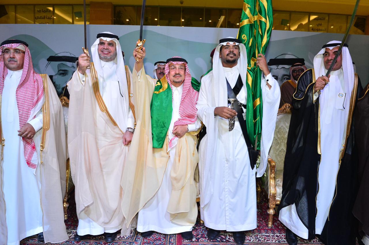 فيصل بن بندر والعيسى يؤديان العرضة في احتفال تعليم الرياض باليوم الوطني