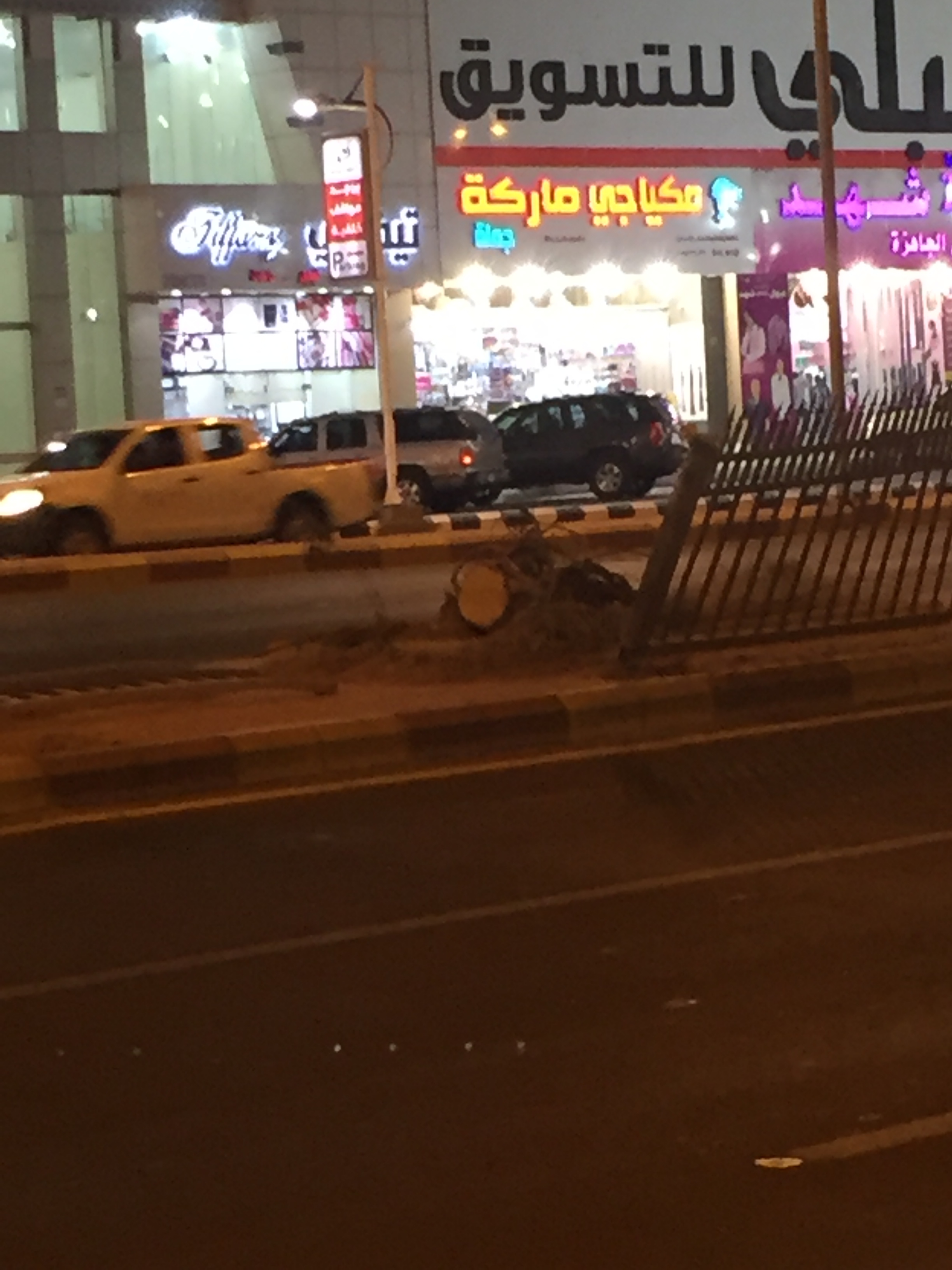 حاجز حديدي يتحول إلى سهام قاتلة على امتداد طريق الملك خالد بالخميس!