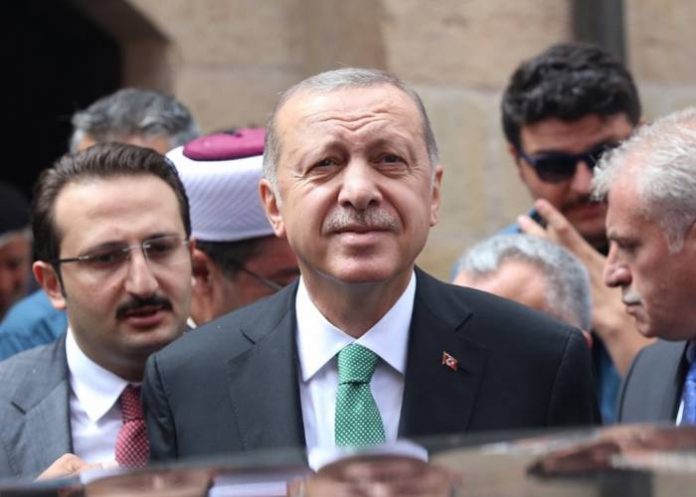 أردوغان يضع مالية تركيا في جيبه بعد إقالة محافظ البنك المركزي