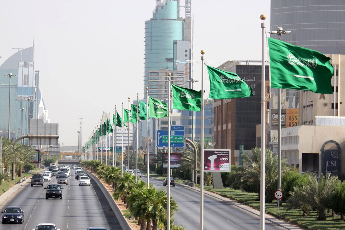 مدينة الرياض تتجلى بأبهى حلة خضراء في ليلة الوطن