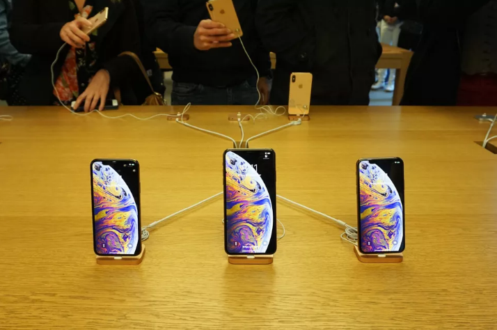 أيفون XS Max يتجاوز توقعات أبل .. وهذه النسخة الأضعف من الهاتف