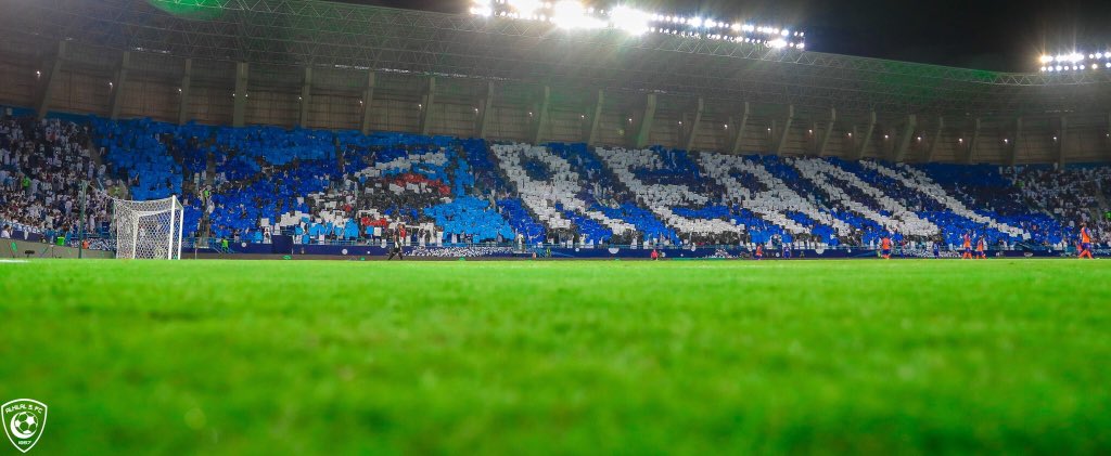 في مباراة الهلال والرائد .. الجماهير تُكرم الجابر بطريقتها الخاصة