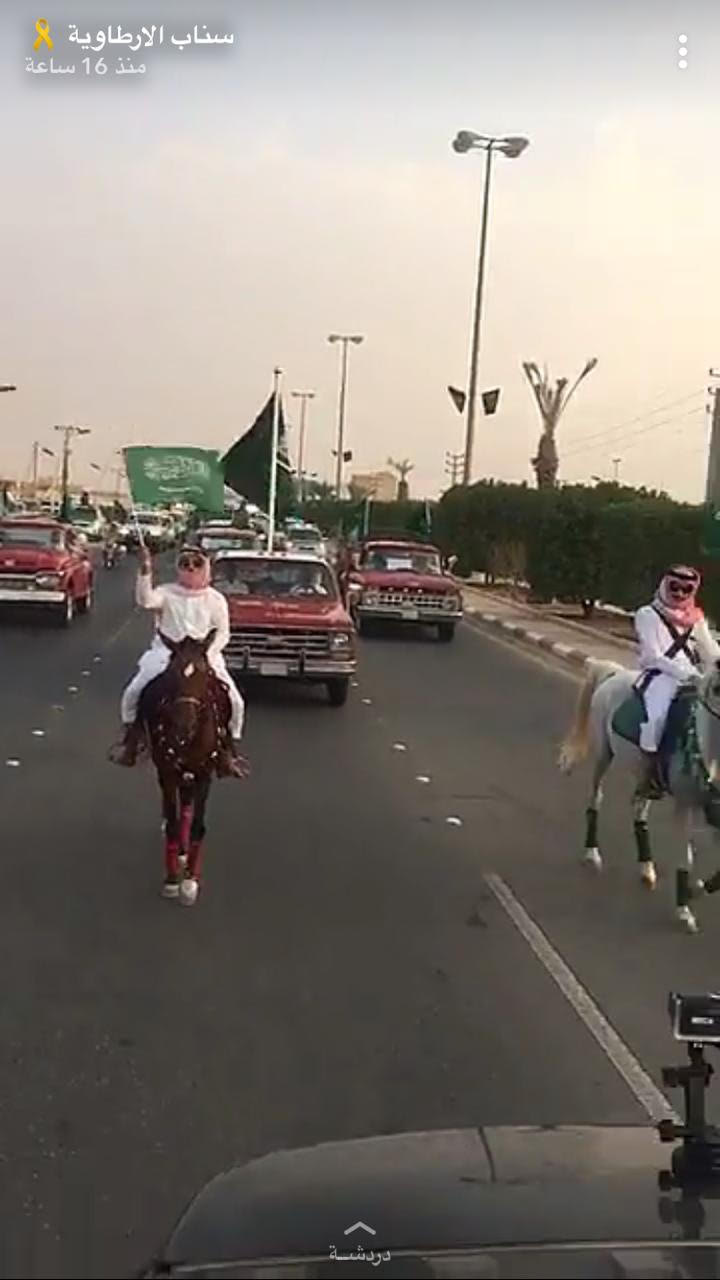 الخيول العربية والسيارات التراثية تجذب الأنظار في الأرطاوية