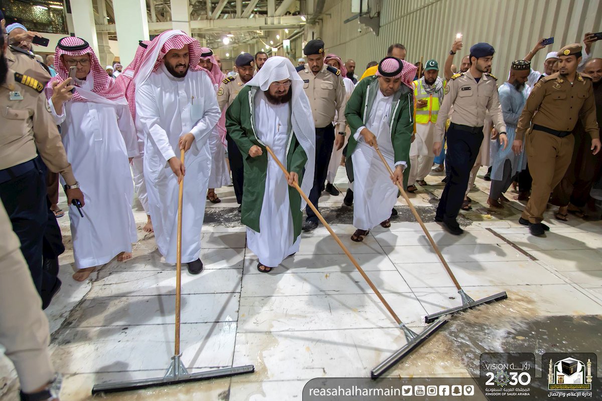 شاهد.. السديس يشارك في تجفيف مياه الأمطار بالمسجد الحرام