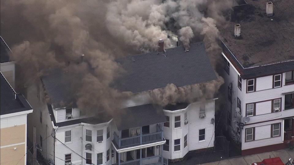 شاهد.. انفجار 70 منزلًا متجاورًا بسبب تسريب الغاز في بوسطن