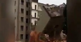 فيديو مروع.. رجل ينجو من الموت بعد انهيار مبنى