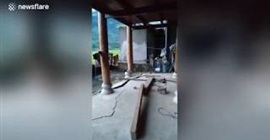 فيديو مروع.. رجل يوثق لحظة انهيار منزله من الداخل