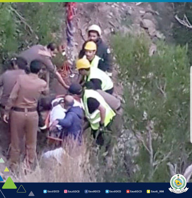 تدخل المدني ينقذ عشرينيًّا احتجز في منطقة جبلية وعرة بأبها