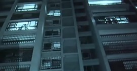 بالفيديو.. لقطات مرعبة لطفل يتسلق شرفة بالطابق الـ12