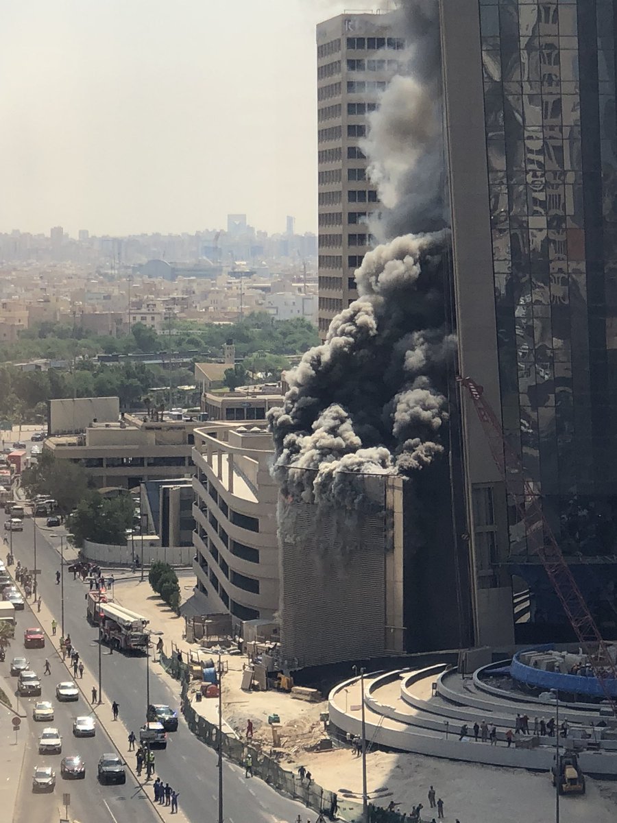 إخلاء أكثر من 2500 عامل بعد حريق في مبنى تحت الإنشاء لبنك الكويت