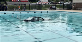 شاهد.. ستينية حاولت ركن السيارة فأغرقتها في المسبح!