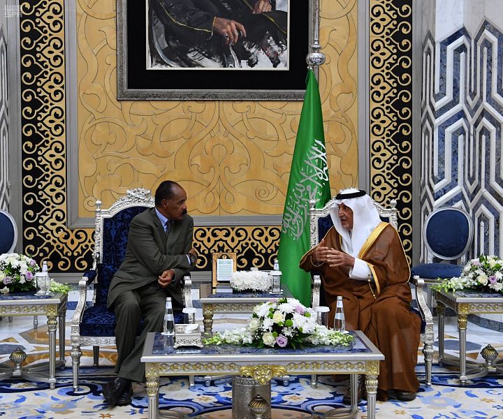 رئيس إريتريا يصل إلى جدة والفيصل يستقبله 