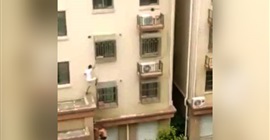 فيديو يحبس الأنفاس.. رجلان يتسلقان مبنى لإنقاذ طفلة تتدلى من نافذة