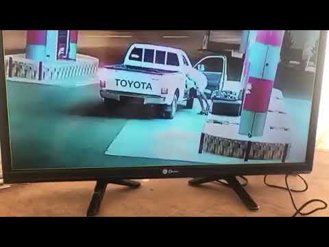 شاهد.. اختطاف عامل بمحطة وقود في سیارة بدون لوحات
