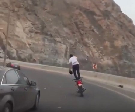 فيديو يُوثق شابًّا يستعرض على دراجة نارية بمكة.. خطر على الطريق - المواطن