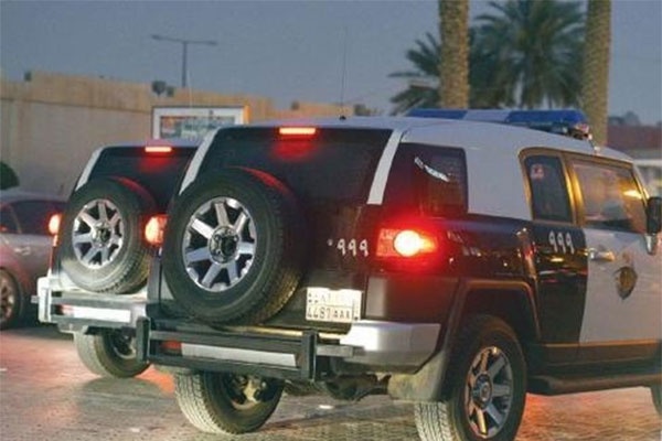سارق السيارات تحت تهديد السلاح في قبضة شرطة الرياض