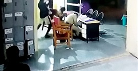 فيديو مروع.. مسجل خطر يضرب شرطيين بفأس داخل قسم شرطة - المواطن