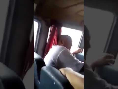فيديو صادم.. شاب يصفع رجلاً من ذوي الاحتياجات ويُجبره على النهيق