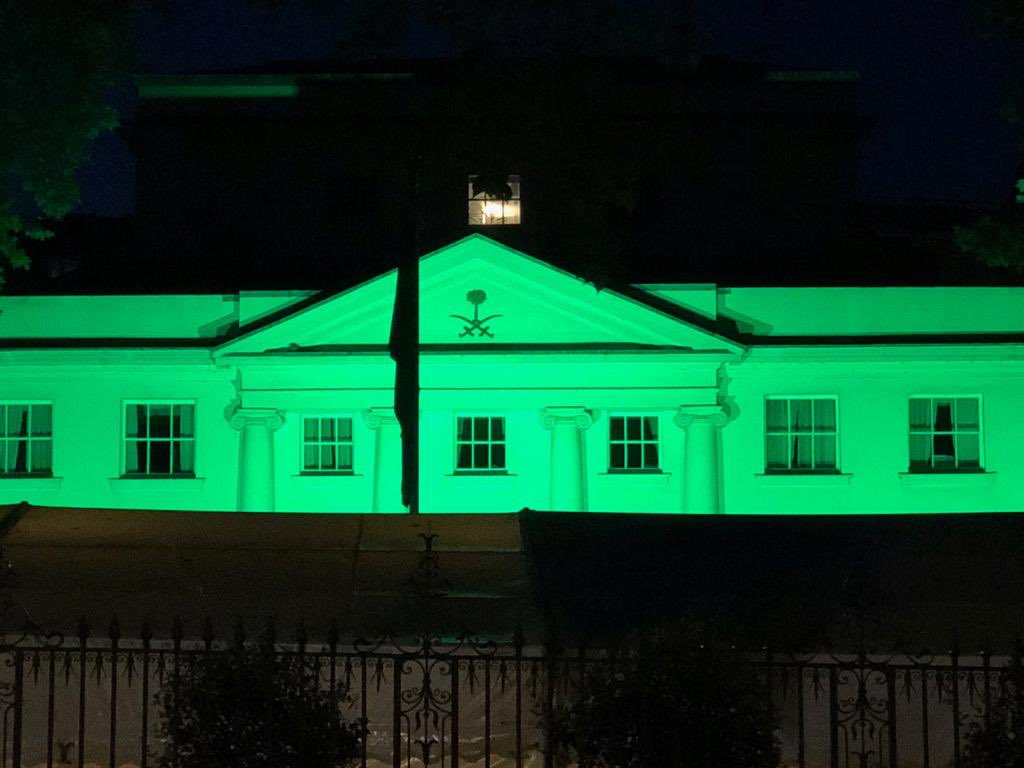 شاهد.. السفارة لدى لندن تكتسي بالأخضر