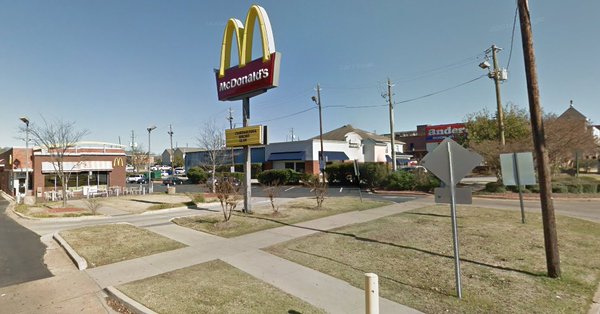 مشاجرة في ماكدونالدز تنتهي بمقتل وإصابة 5
