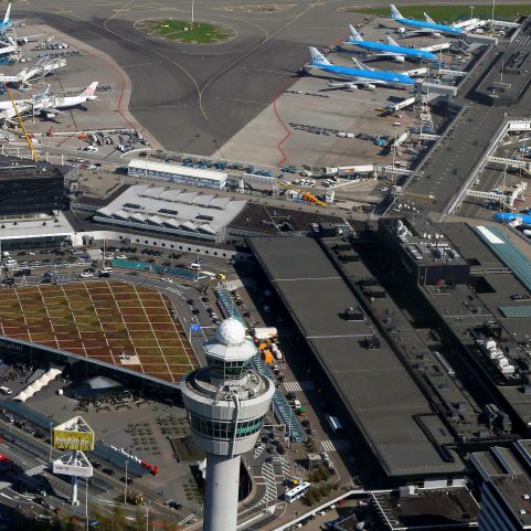 عاصفة قوية تعطل الحركة الجوية في ثالث أكبر مطارات أوروبا