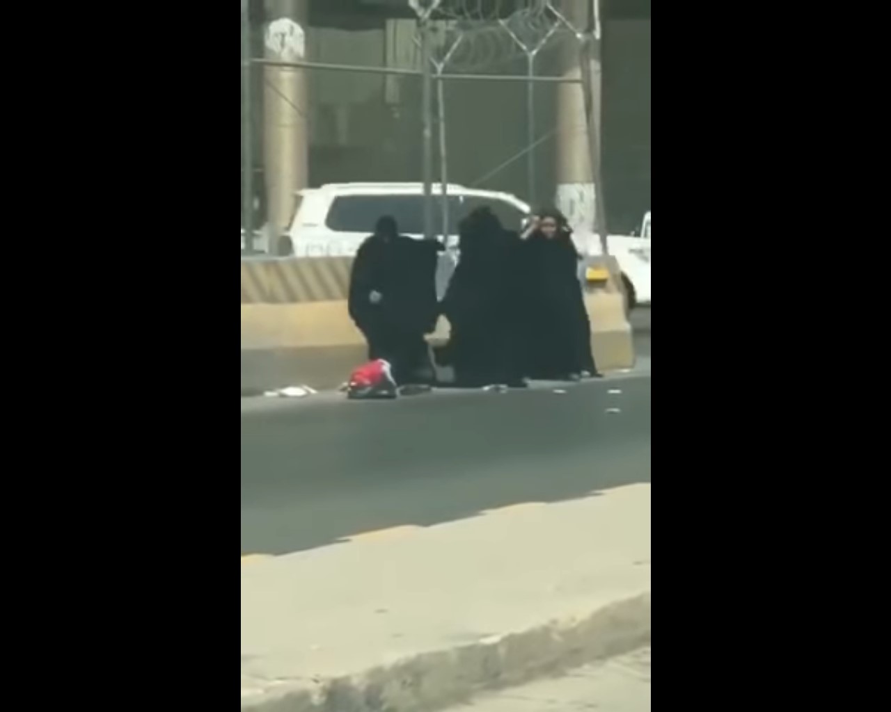 شد شعر ولكمات.. معركة نسائية أكشن في الرياض للفوز بكعكة التسول!